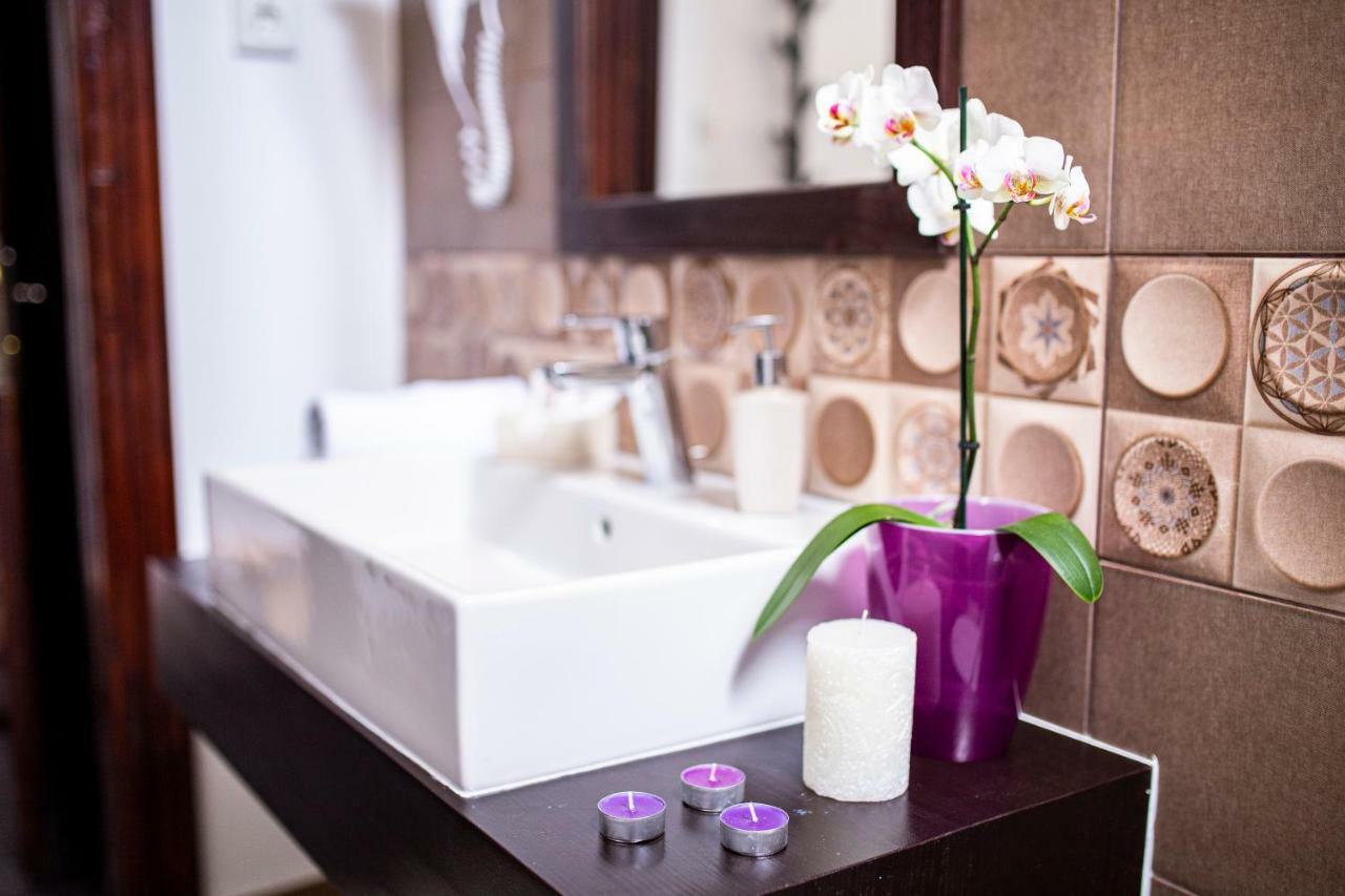 Hotel Floare De Colt Manastirea Humorului Luaran gambar