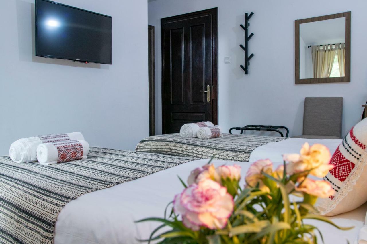 Hotel Floare De Colt Manastirea Humorului Luaran gambar