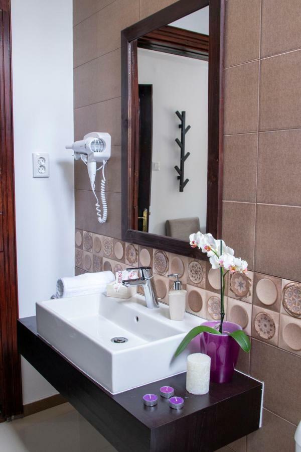 Hotel Floare De Colt Manastirea Humorului Luaran gambar
